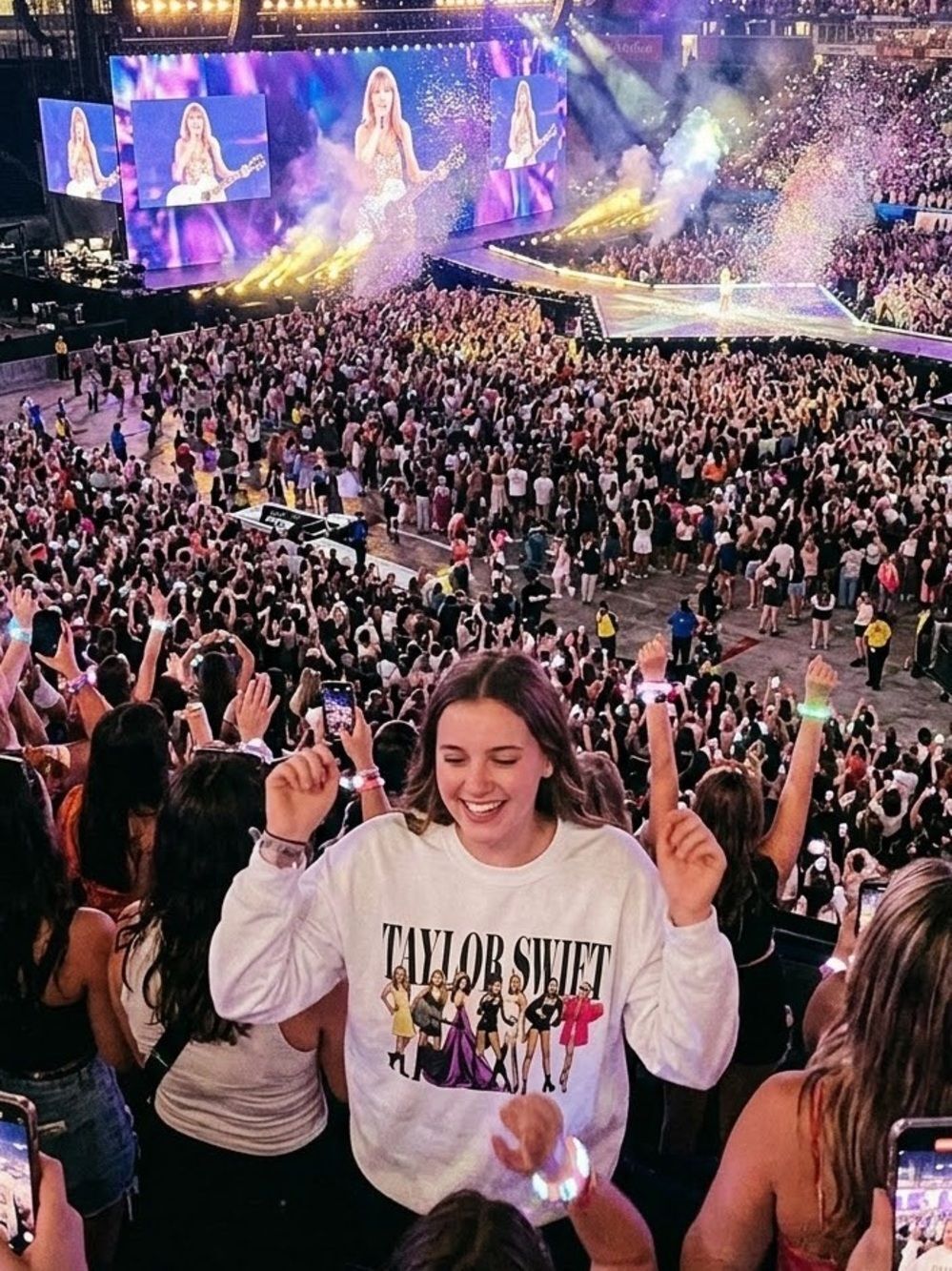 Taylor Swift Eras WHITE
Sweatshirt Size SMALL Limited Edition size M